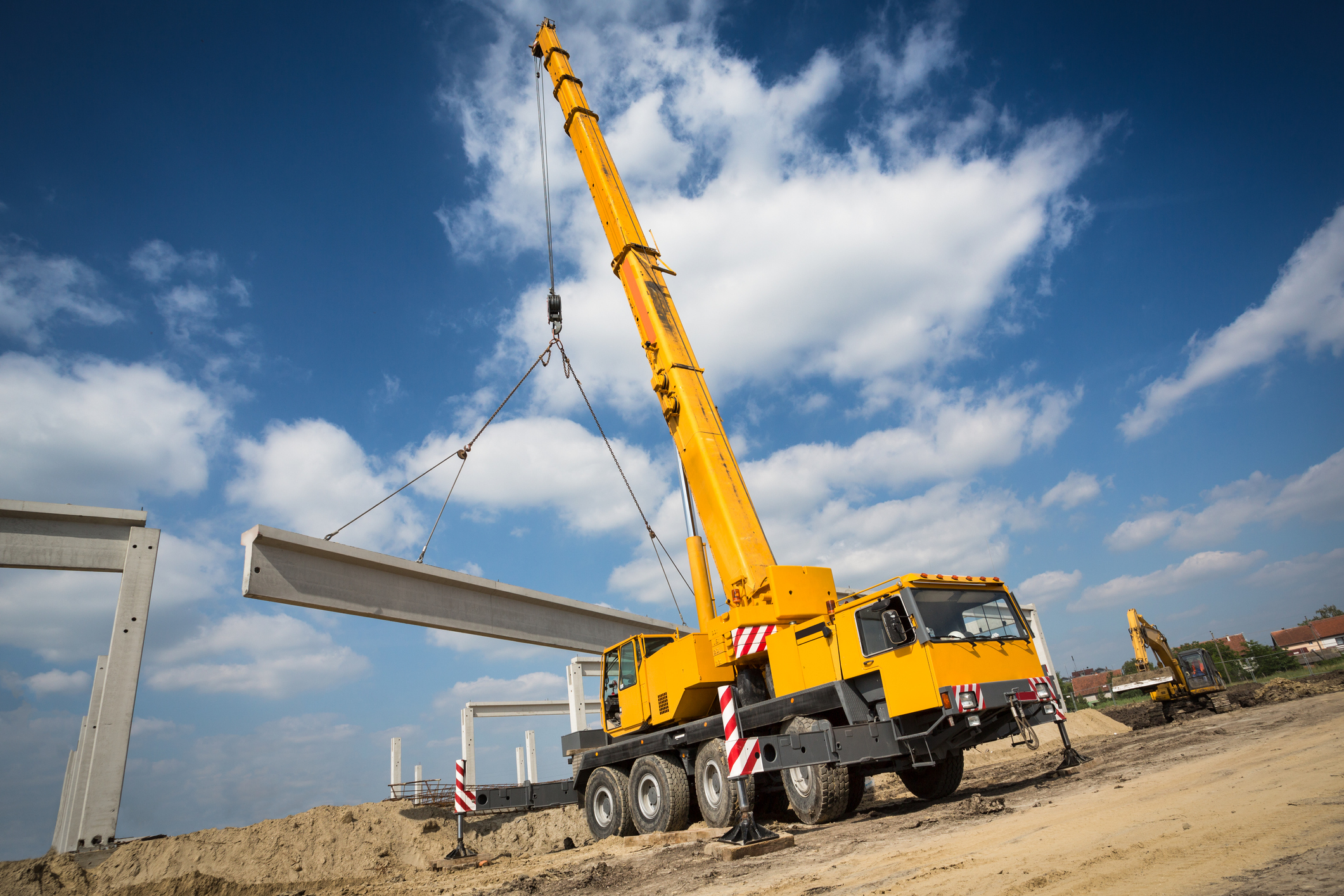 Driving Growth in the Global Crane Market: The Impact of Construction Industry Advancements and Infrastructure Investments